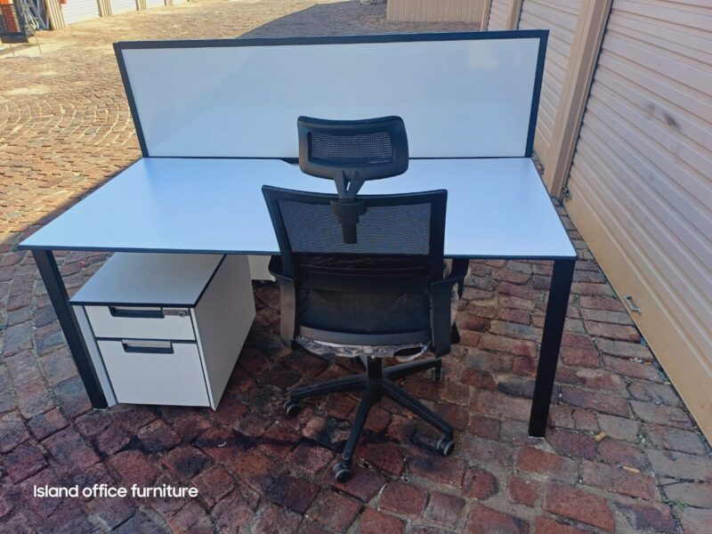 Two way cluster Desk 1600mm x 1600mm - Image 4