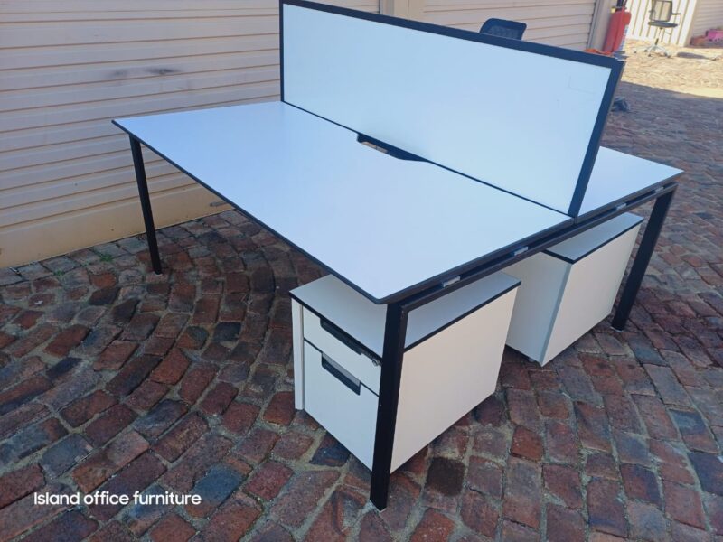 Two way cluster Desk 1600mm x 1600mm