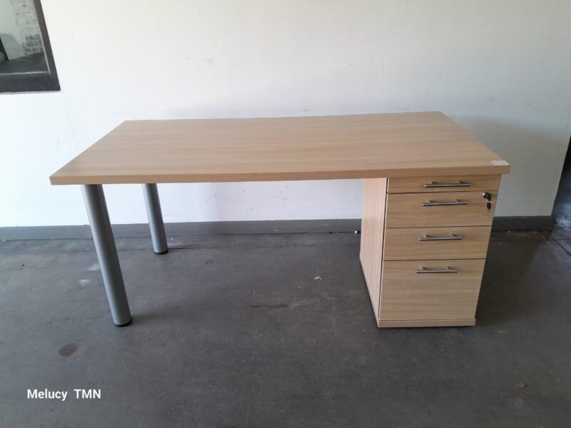 Summer Oak Desk 1600mm x 800mm - Image 3