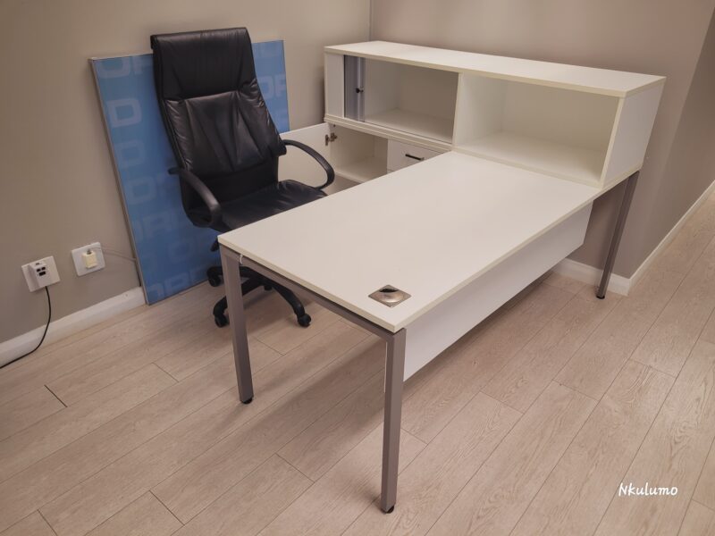 Managerial Desk 1800mm x 1800mm - Image 3