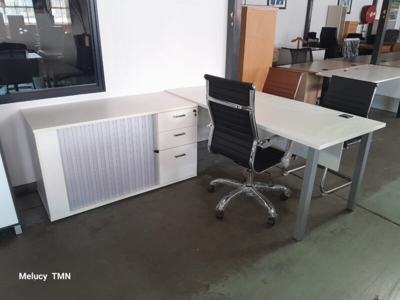 Milk Executive Desk 1800mm x 1800mm